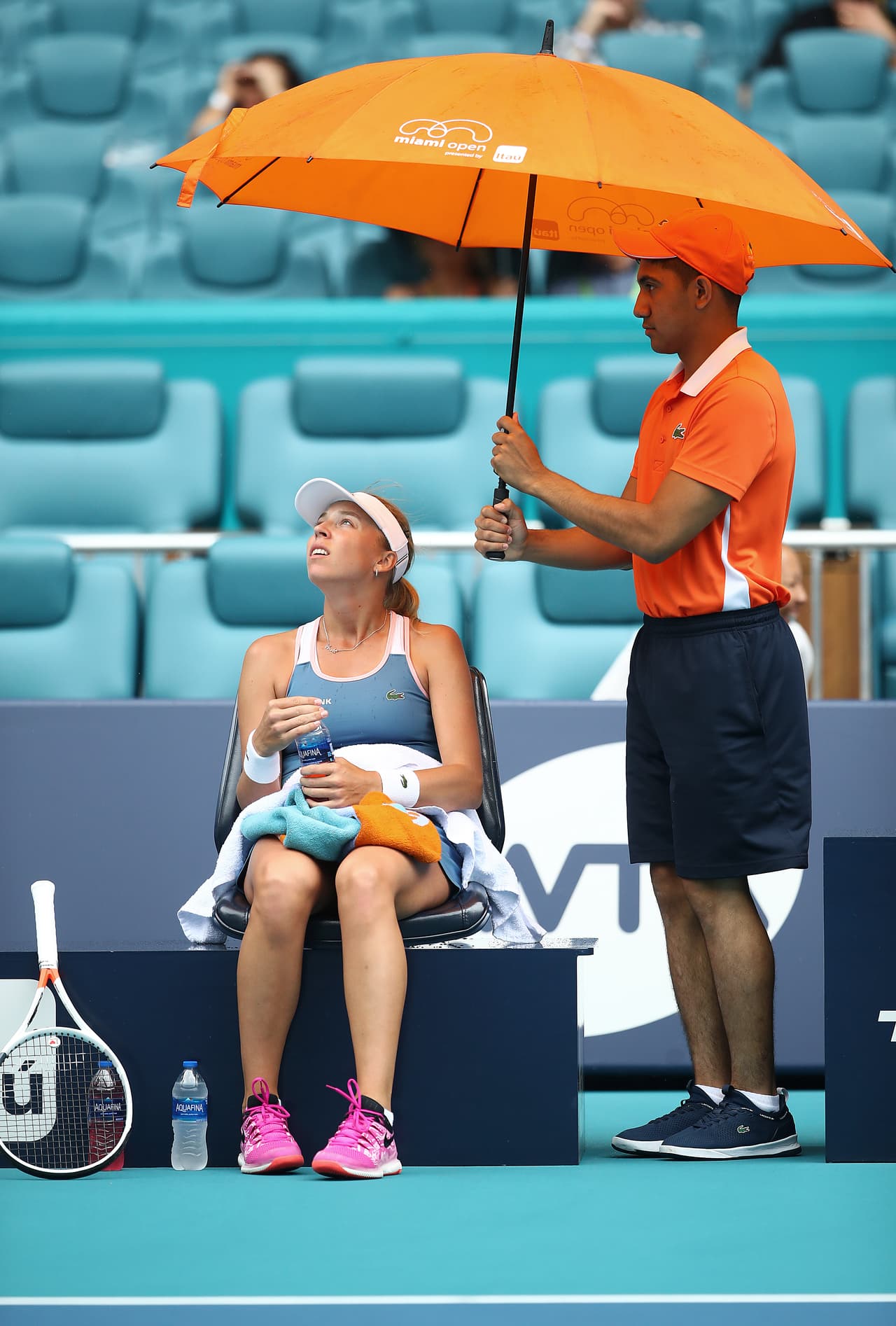 Los tenistas en ambas competencias, tanto en hombres como en mujeres, se han tenido que llenar de paciencia ante la inclemencia del clima.