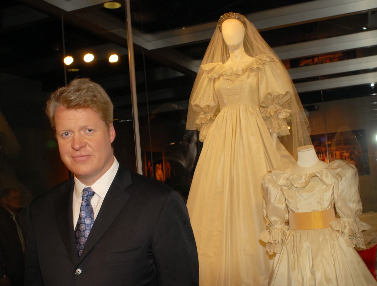 Al morir, todas las pertenencias de Diana, incluído el icónico vestido, quedaron al resguardo de su hermano, Earl Spencer, hasta que los dos hijos de la princesa, William y Harry, cumplieran los 30 años.