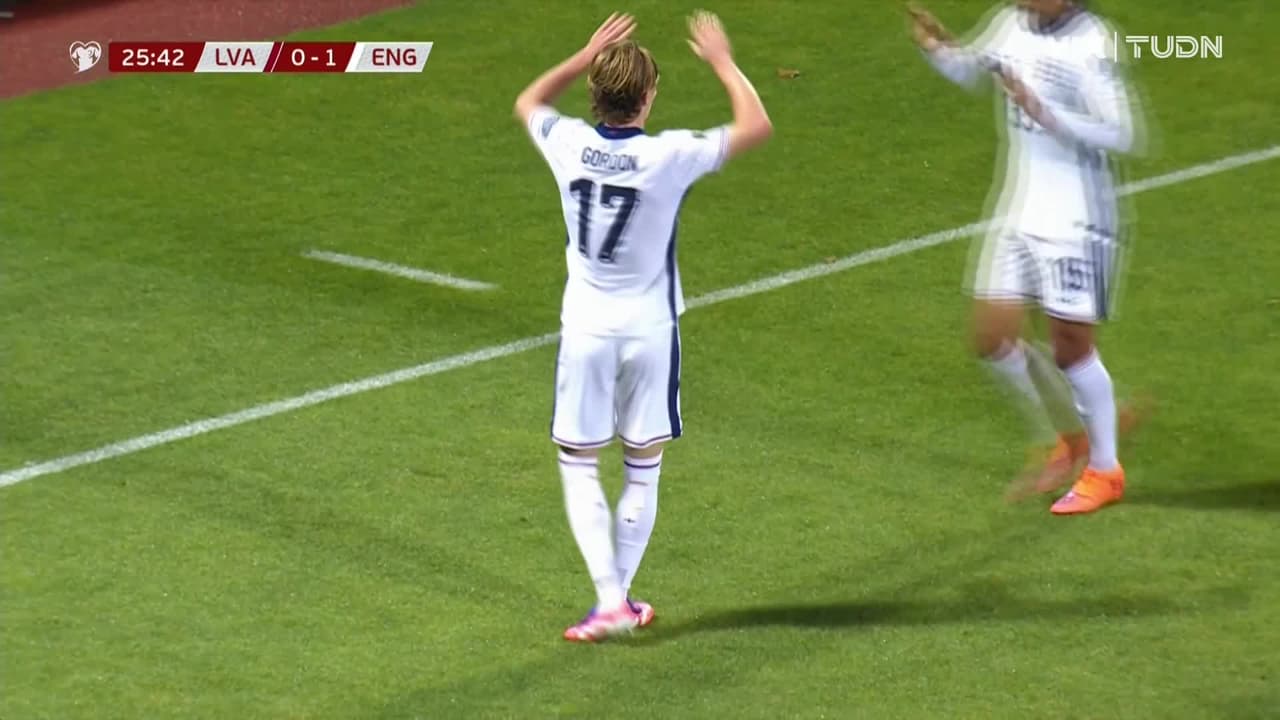 ¡GOLAZO! Anthony Gordon adelanta a Inglaterra con una gran definición ante Letonia