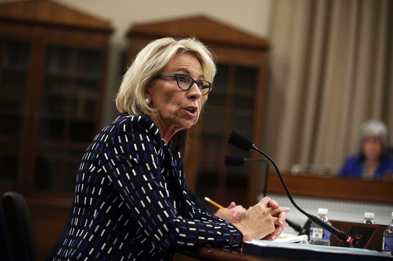 DeVos declaró en la reunión del Subcomité de Trabajo, Salud y Servicios Humanos, Educación y Agencias Relacionadas del Comité de Asignaciones de la Cámara sobre el presupuesto fiscal 2018 del Departamento de Educación, el 24 de mayo de 2017.