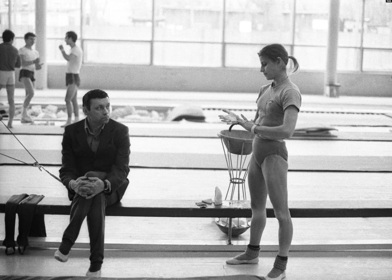 <b>Renald Knysh, ex entrenador de gimnasia</b>
<br>Este técnico fue denunciado por la gimnasta rusa Olga Korbut, ganadora de cuatro medallas de oro en Juegos Olímpicos. Ya retirada declaró que era ‘esclava sexual’ de su entrenador. Nunca se pudieron obtener pruebas de ello.