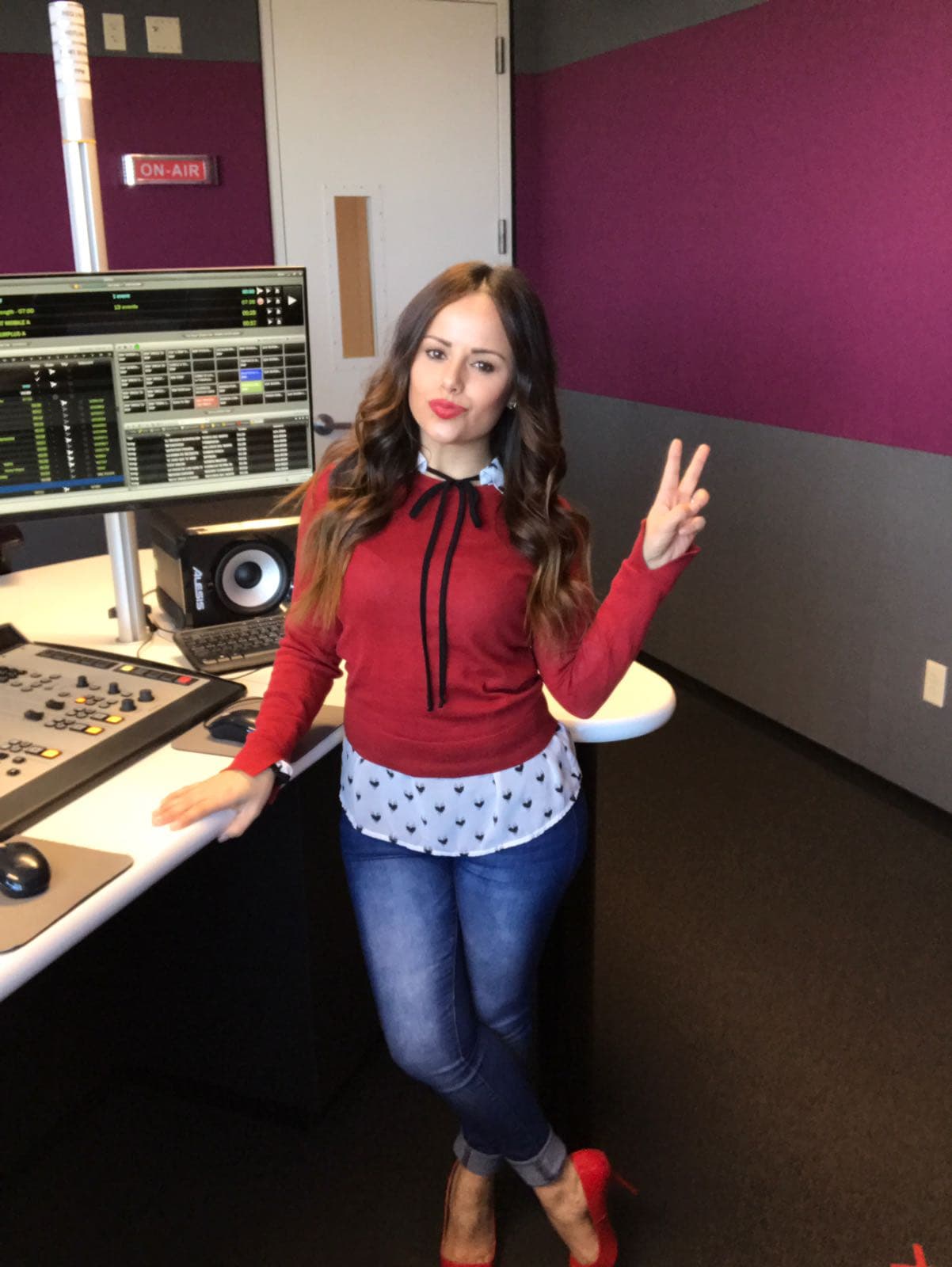 Sigue a Lore en twitter: 
<a href="http://www.twitter.com/lorelamuneca">@LoreLaMuneca</a>