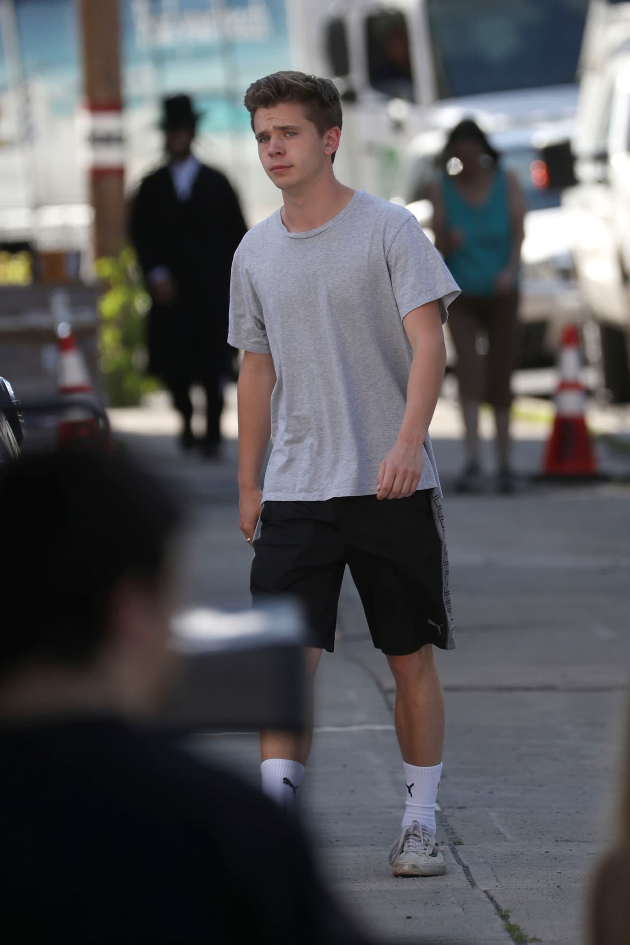 Se trata de
<b>Caleb Stevens</b>, hermano menor de una gran amiga de la estrella, la 'instagramer'
<a href="https://www.instagram.com/raquellestevens/">Raquelle Stevens</a>, de 26 años. El chico acudió el miércoles pasado al set de filmación para
<b>consentir a Gómez</b> con una bebida y algunos 'snacks'.