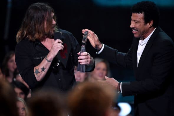 Billy Ray Cyrus recibió el premio en nombre de la cantante, quien ha estado enferma en las últimas semanas.