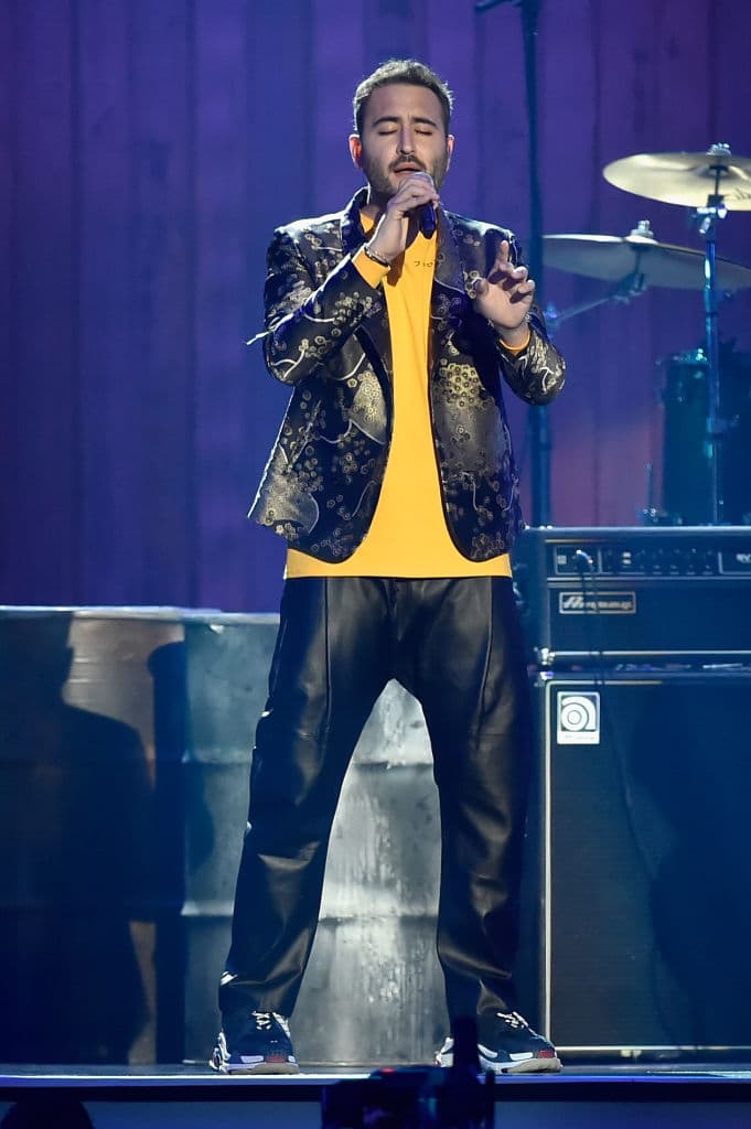 <b>Jesús</b>, el vocalista de
<b>Reik</b>, es otro de los famosos que cayeron frente a su público y expuesto a los medios de comunicación.