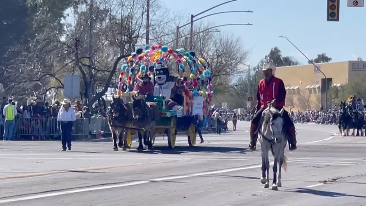 Al evento también asisten dignatarios locales y nacionales, líderes y artistas tribales nativos americanos, carros históricos y carrozas coloridas.