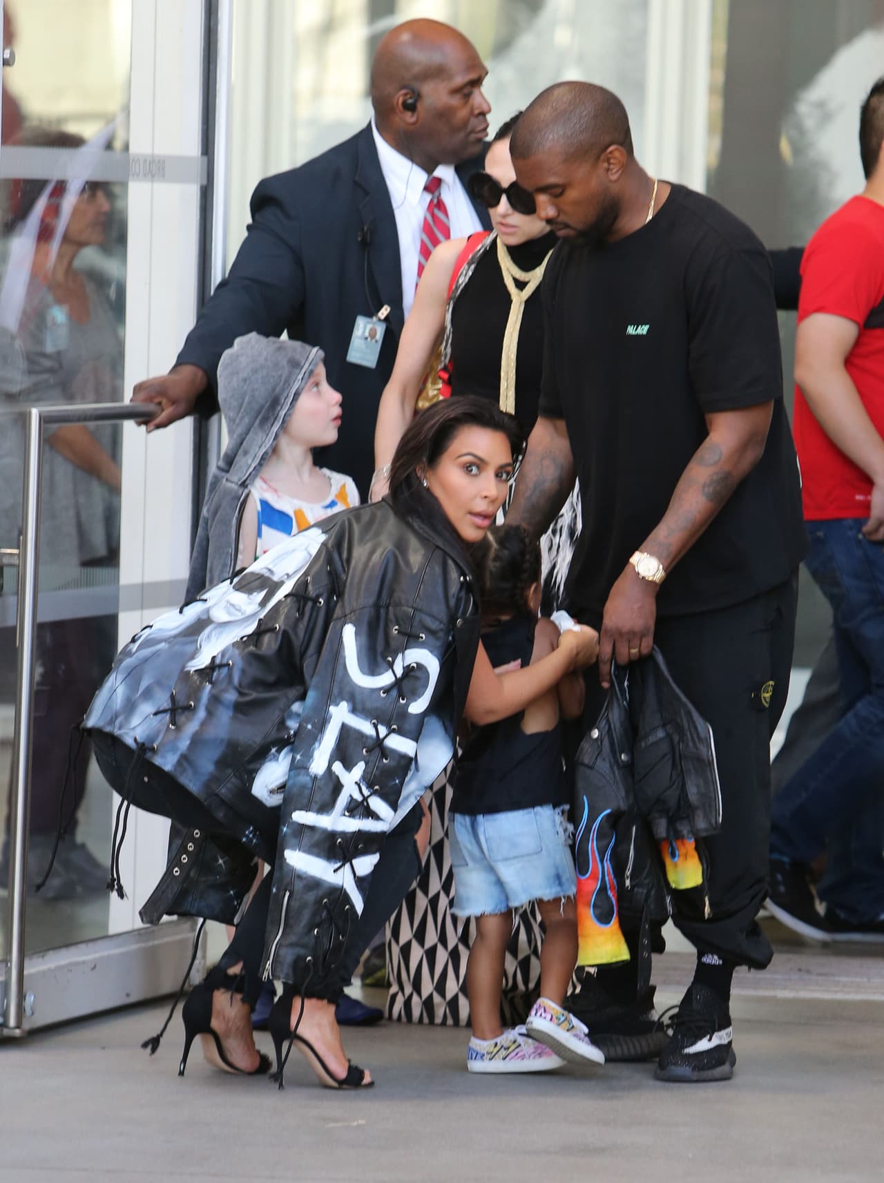 Oops! Kim intentó ocultar a su nena de las cámaras.