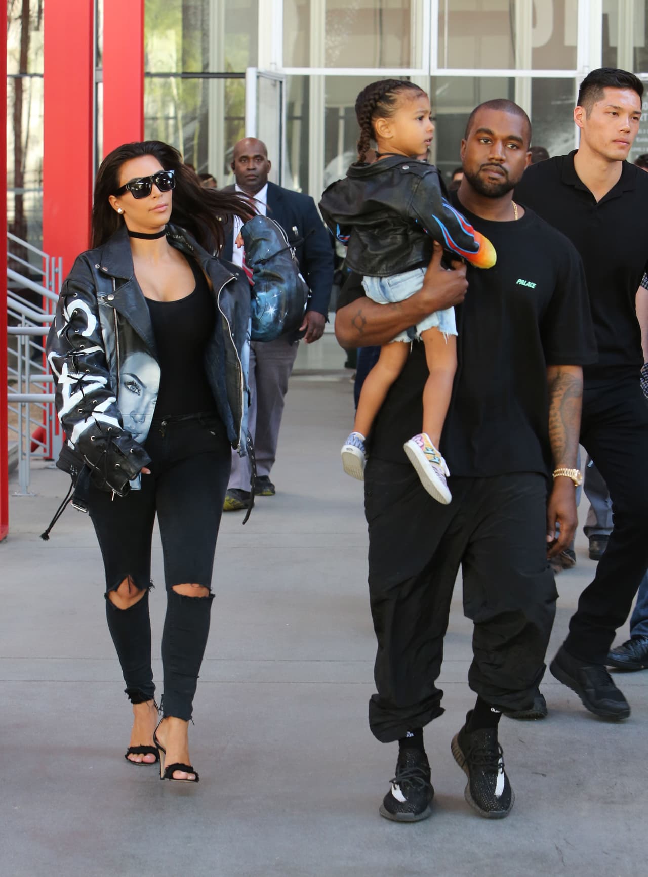 Nori llegó en brazos de su papi.