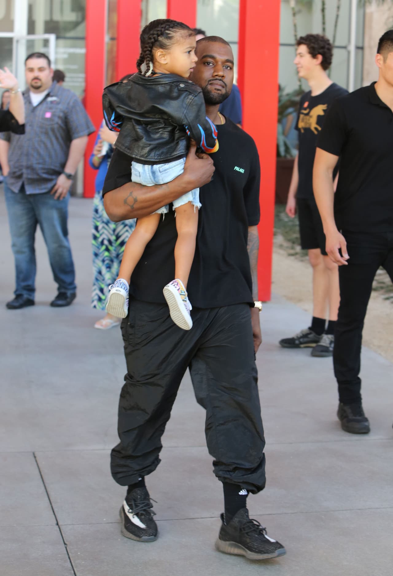 Llevaba una chaqueta de piel súper moderna.