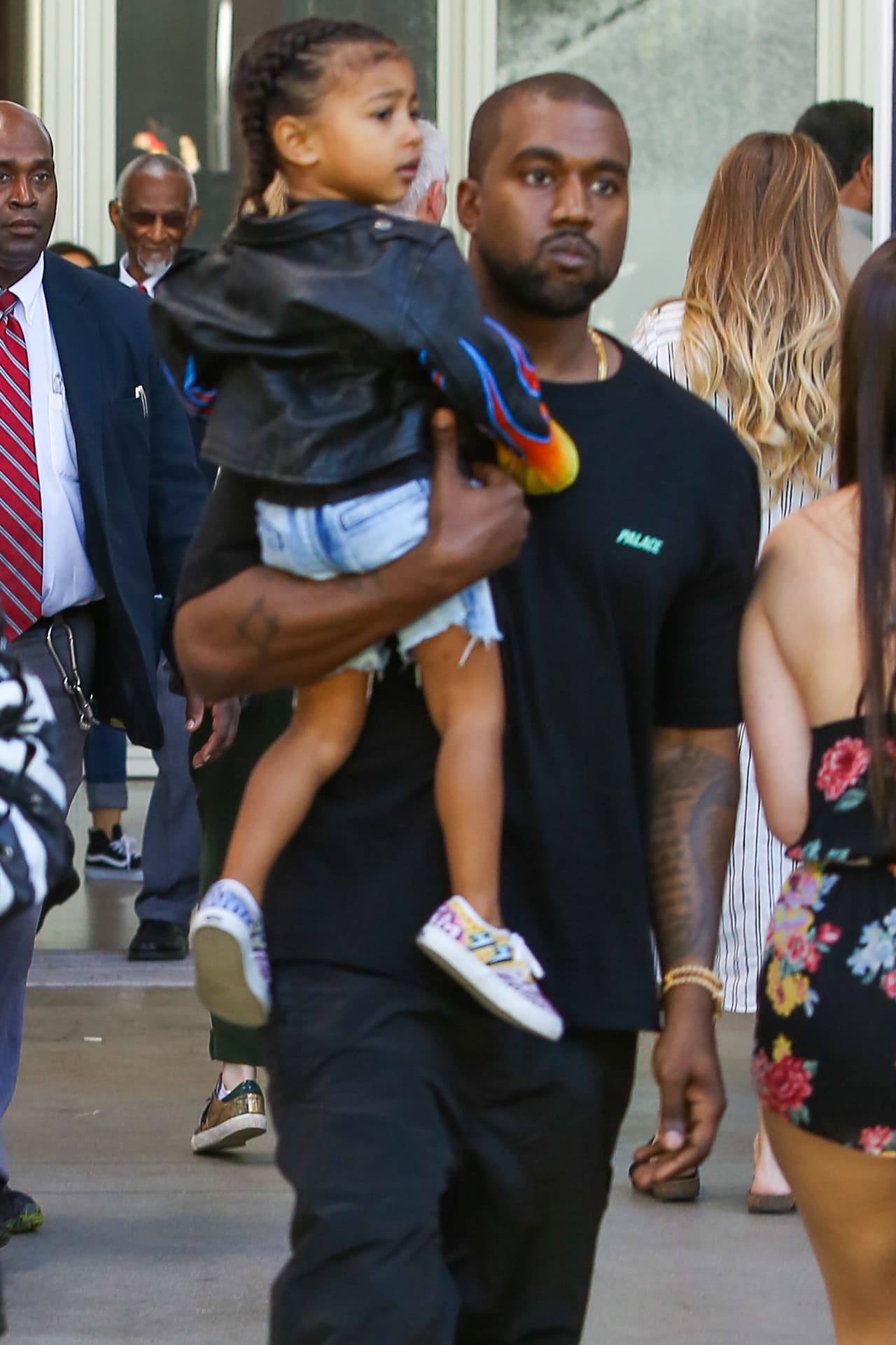 Al no registrar los momentos que atraviesa Kanye, la creadora de la marca de maquillaje KKW Beauty probablemente quiera evitar que sus hijos lo vean en ese estado en el futuro.