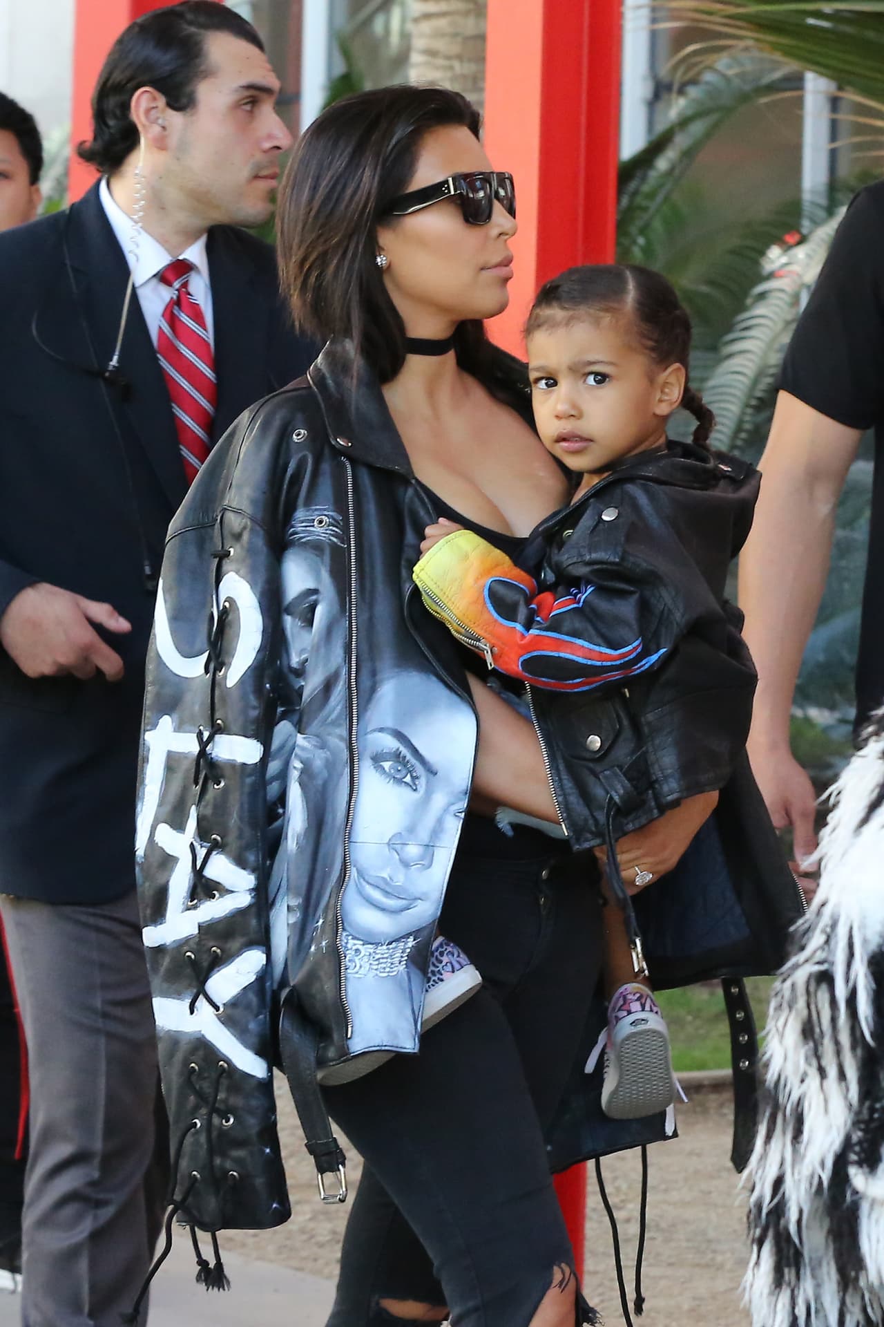 Tal parece que no le agradó mucho la presencia de los paparazzi.