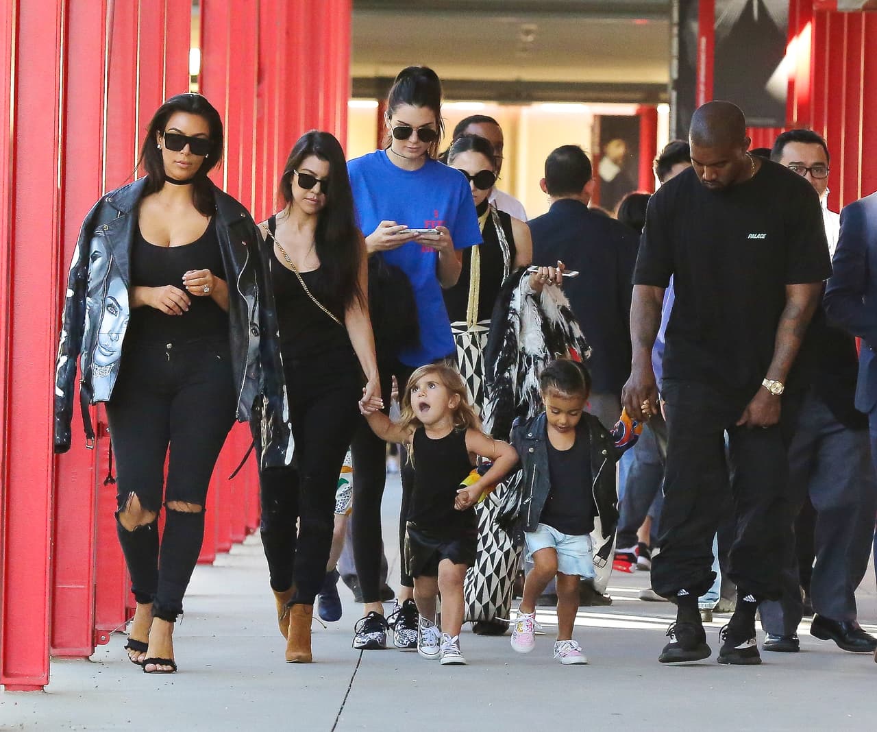 "
<b>Después de lo que serán 14 años, 20 temporadas</b>, cientos de episodios y numerosos programas derivados (spin-off), estamos más que agradecidos con todos ustedes que nos han visto durante todos estos años a través de los buenos y malos tiempos, la felicidad, lágrimas y las muchas relaciones e hijos". 
<br>