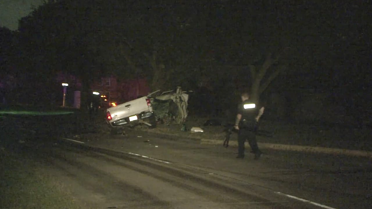 El impacto fue tan fuerte que la camioneta quedó picada por la mitad, provocándole la muerte al conductor.