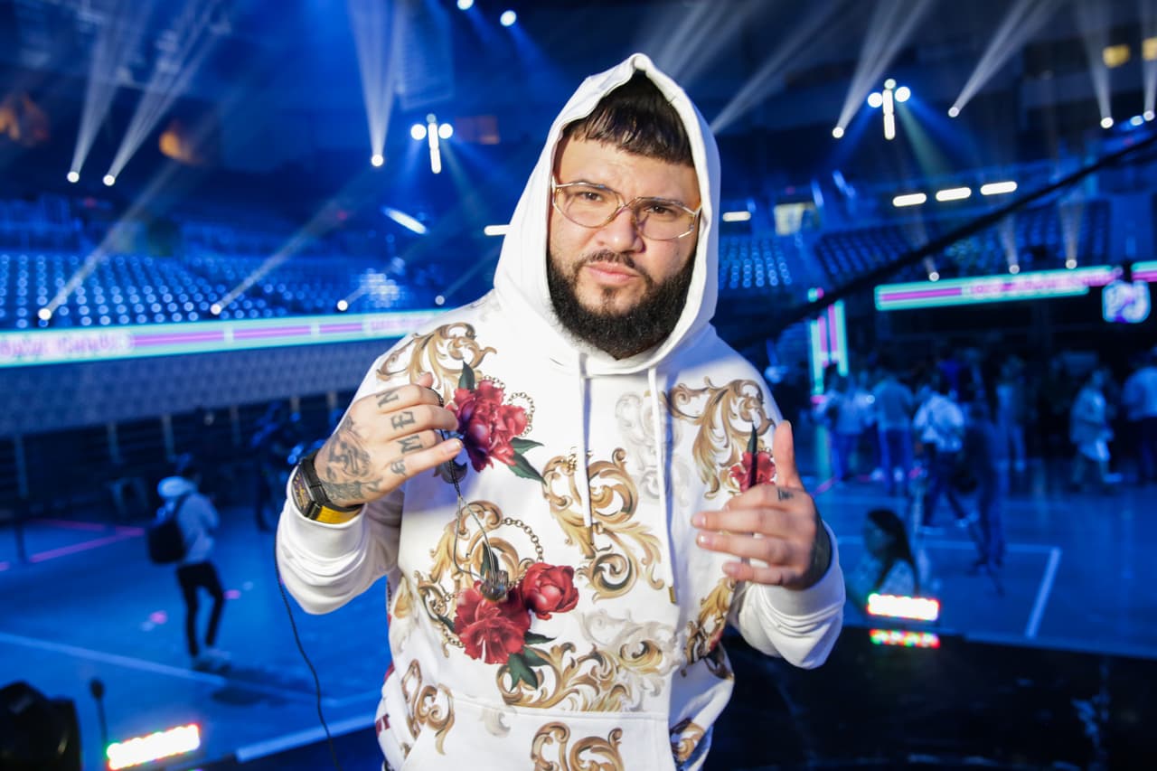 Farruko, por su parte, llegó sin joyas, sólo usando un reloj. Como Anuel, el puertorriqueño tiene una colección de este accesorio.