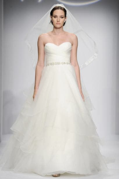 Este otro vestido de WTOO - Watters, menos romántico tiene un talle ajustado con tela cruzada y escote de corazón. La falda tiene capas de tul y el cinturón de pedrería acentúa la figura.