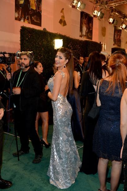 Te llevamos detrás de cámaras y mira todo lo que pasó mientras tus artistas desfilaban por la alfombra verde. 