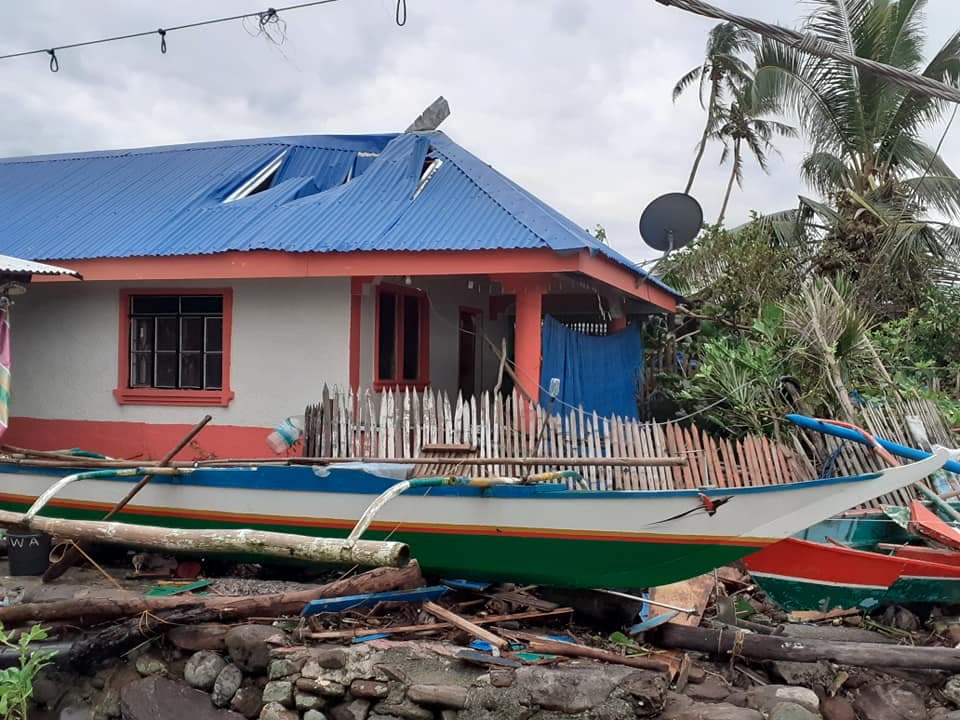 Calles llenas de escombros en Biliran como consecuencia del impacto del tifón. Phanfone siguió una trayectoria muy parecido al del super tifón Haiyan, la tormenta más mortífera que se recuerda en la zona, que dejó más de 7,300 víctimas mortales o desaparecidas en 2013.