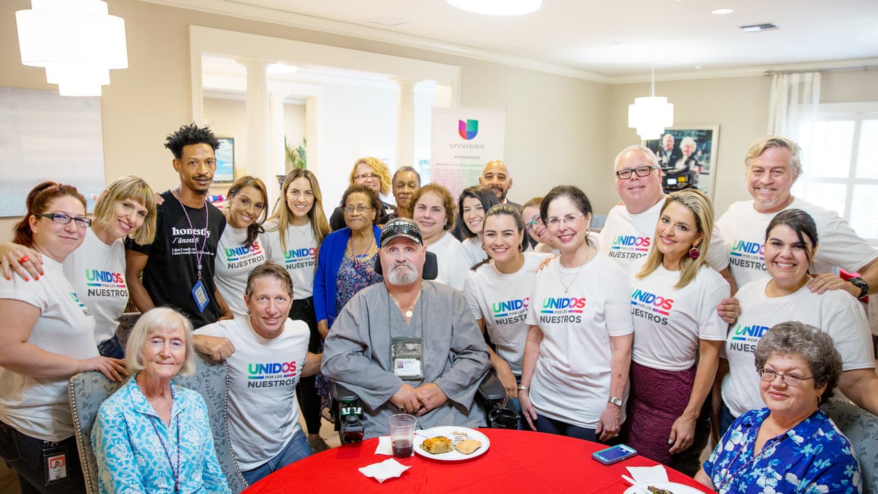 En Miami, el presidente de la compañía Vincent Sadusky, estuvo junto a empleados en el Fisher House, sirviendo almuerzo a veteranos y sus familias.