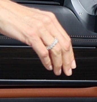 La publicación de estas fotos con la sortija comenzó a prender alarmas sobre un supuesto compromiso entre el empresario y la artista.
<br>