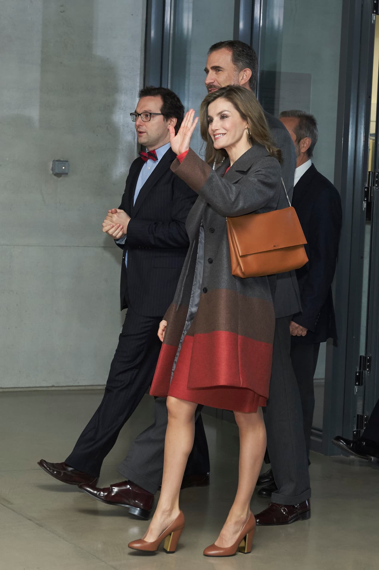 La reina, acompañada del Rey Felipe, también visitó el Parque de Ciencia y Teconología con este atuendo.