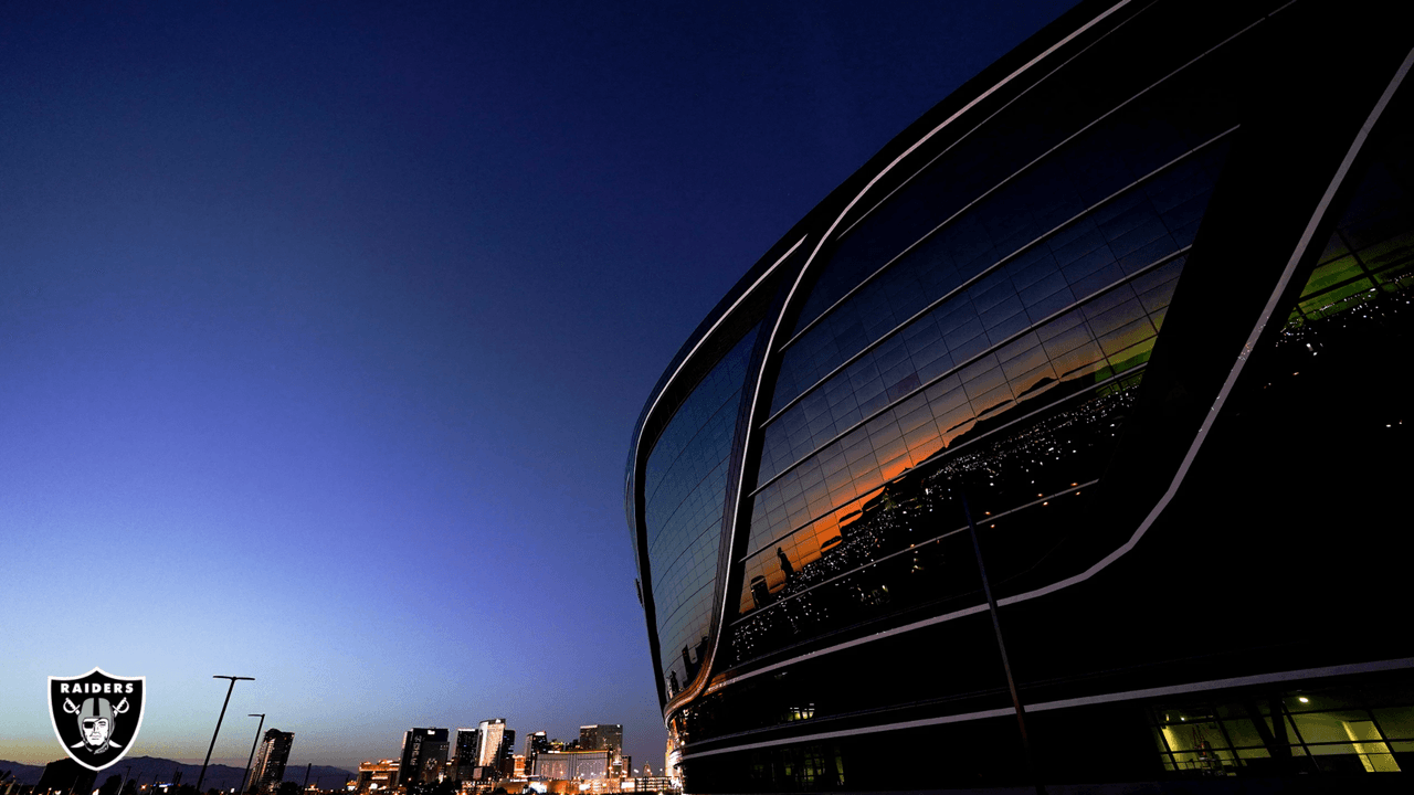 Al caer la noche, el Allegiant Stadium se ve muy contrastante con el cielo y el espacio que lo rodea.