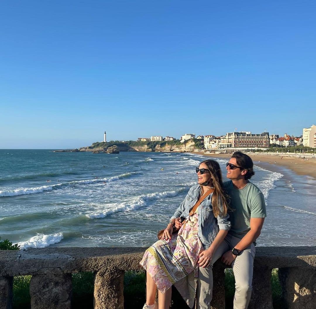 El esposo de Ximena apuntó al pie de la foto en la que aparecen al frente de la Virgen de Lourdes: "La fe hace que todo sea posible... el amor hace que todo sea fácil", citando a Dwight L. Moody.