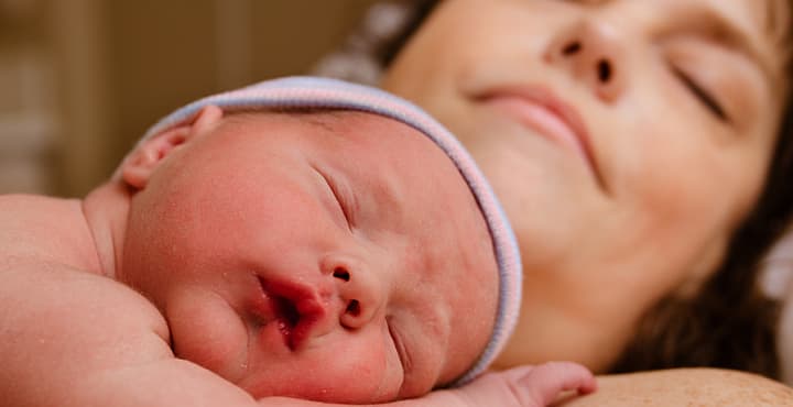 Se cree que las madres puedan pasar bacterias “buenas” a sus bebés durante los partos vaginales, que los protegen contra las enfermedades crónicas en el futuro.