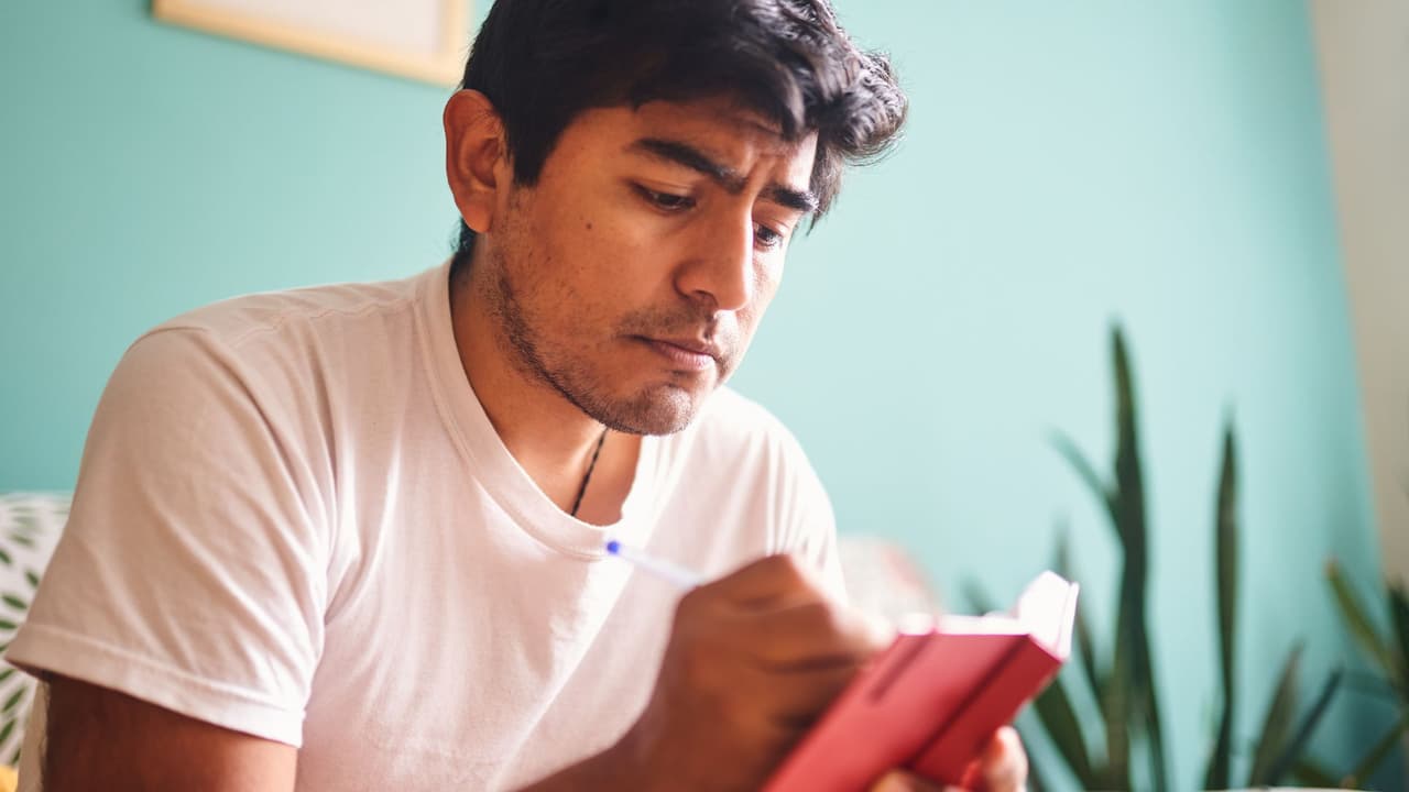 <h3 class="cms-H3-H3">Qué hacer hoy</h3>
<b> ⏰ Crea</b> un recordatorio en tu celular para el sábado anterior al cambio.
<br>
<b>⏰ Verifica</b> si tu zona usa Hora Central o de la Montaña.
<br>
<b>⏰ Revisa</b> alarmas, vuelos y reuniones.
<br>
<b>⏰ Ajusta</b> el sueño gradualmente.
<br>
<b>⏰ Cambia</b> baterías de detectores de humo.
<br>
<b>⏰ Aprovecha</b> la primera tarde con luz para salir a caminar y que tu cuerpo se adapte.