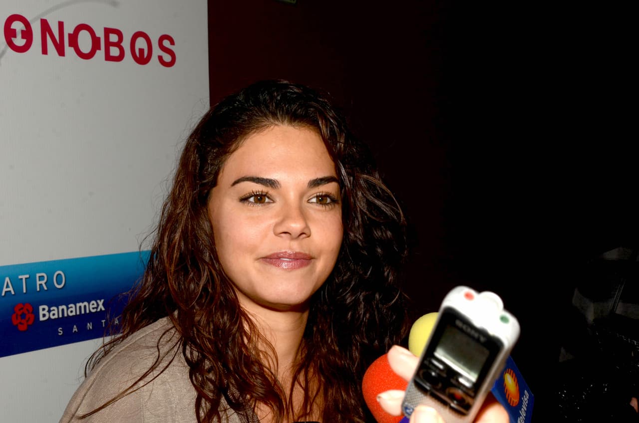 Livia Brito también ha sido duramente criticada tras supuestamente haberse 
<b><a href="https://www.univision.com/shows/primer-impacto/por-que-te-enojas-el-mensaje-de-carmen-salinas-a-livia-brito-video" target="_blank">expresado mal de los mexicanos </a></b>durante el altercado con el fotógrafo. Ella nació en Cuba, pero llegó a México siendo una jovencita. 
<br>