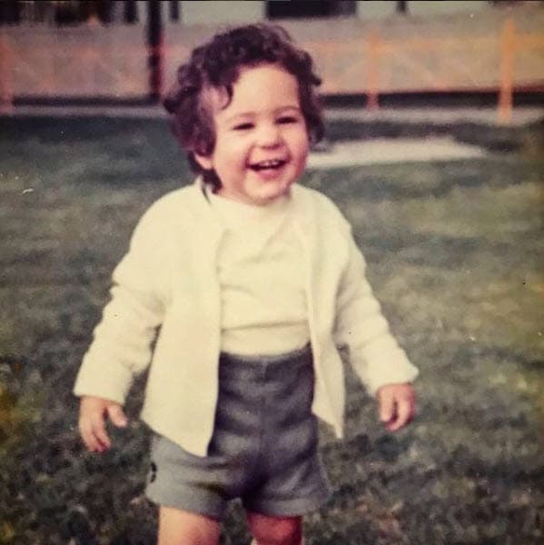 Quién iba a imaginar que este tierno niño se convertiría en uno de los solteros más famosos de Univision.