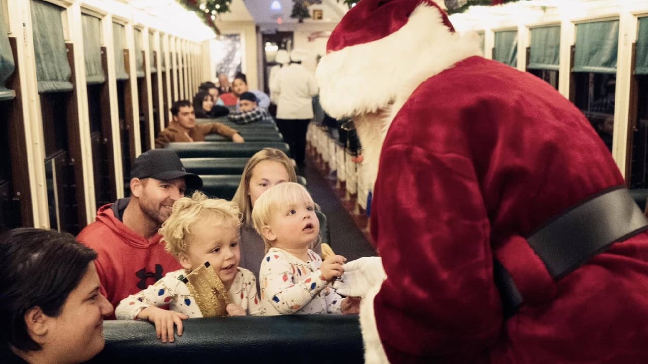 <b>¿Con cuánta antelación se debe llegar?</b>
<br>Se recomienda llegar al menos una hora antes de la salida. Esto debería proporcionar tiempo suficiente para recoger los boletos en el momento de la llamada y estar listo para abordar el Polar Express. El tren comenzará a subir 15 minutos antes de la salida.