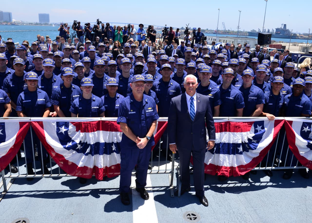 James Estramonte con el vicepresidente Mike Pence en julio de 2019