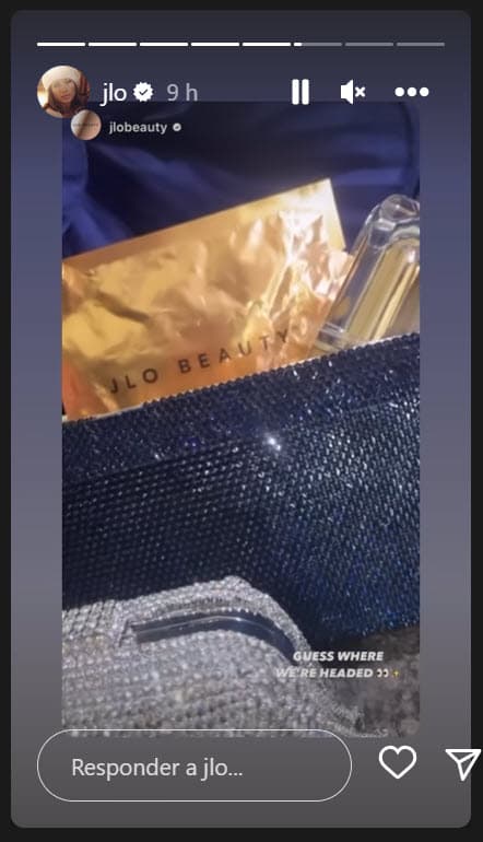 La artista acompañó el 'outfit' con un bolso 'clutch' oscuro.
<br>