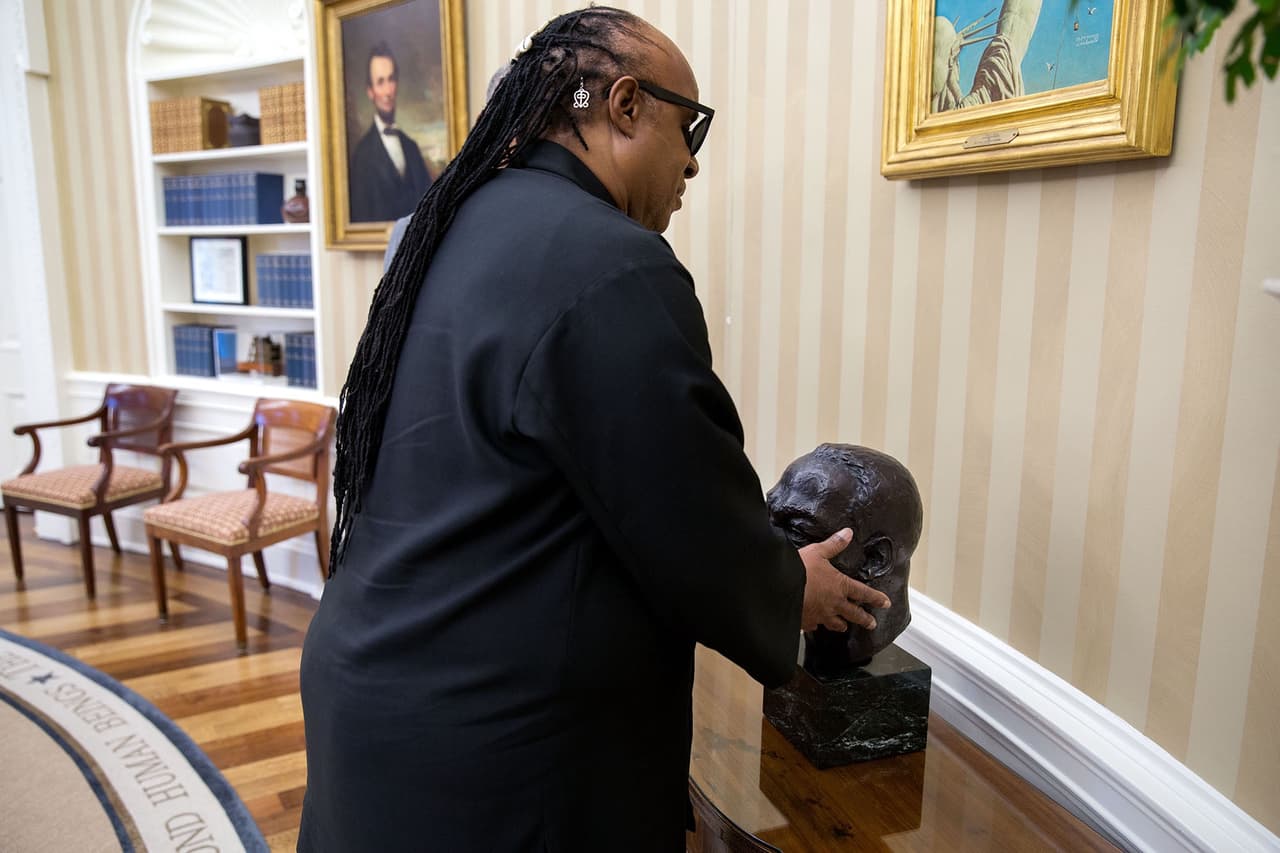 <b>5 de agosto</b>. Cuando Stevie Wonder visitó la Casa Blanca el presidente le describió varios objetos del Despacho Oval, incluido el busto de Martin Luther King Jr.