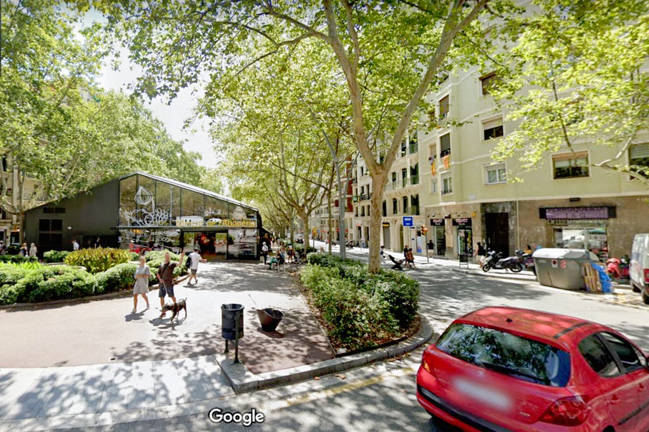 <b>Puesto 2. Passeig de Sant Joan, Barcelona</b>
<br>
<br>Esta vía llena de árboles divide Barcelona de norte a sur y se extiende por cuatro barrios distintos. “La sección norte se siente un poco más de la vieja escuela, con sus bares y boutiques tradicionales. Mientras tanto, el extremo sur está repleto de restaurantes súper elegantes y tiendas de cómics alucinantes”, explica Time Out.
<br>
<br>La publicación destaca la forma como en esta calle los peatones y ciclistas son la prioridad.