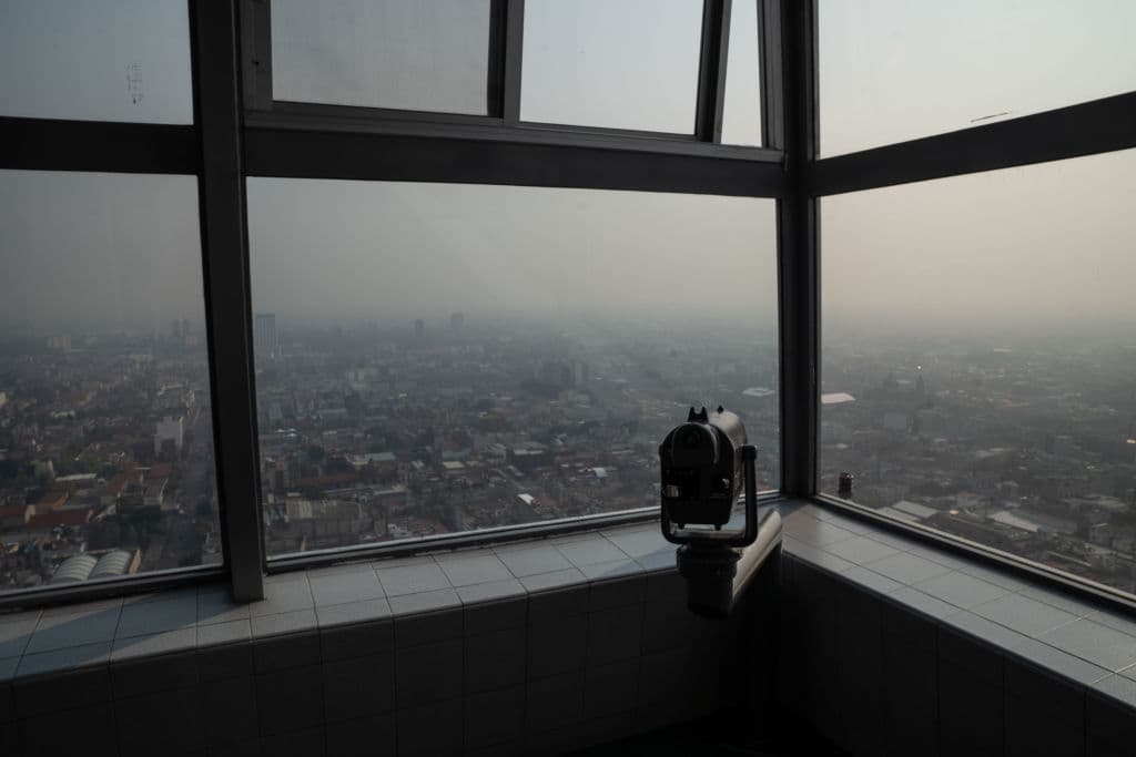 Desde los miradores m谩s espectaculares de la capital mexicana se pod铆a apreciar una densa capa de contaminantes que difumin贸 el horizonte ocultando buena parte de sus rascacielos y ocasionando que las autoridades decidieran suspender clases el 15 y 16 de mayo.
<br>