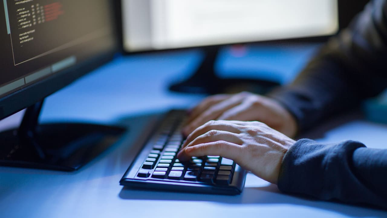 <h3 class="cms-H3-H3">Cómo confirmar que el aviso es legítimo</h3> La FTC advierte que
<b> los grandes reembolsos suelen atraer intentos de estafa.</b> 
<br>Las recomendaciones básicas son 
<b>revisar el historial de PayPal o Venmo desde la aplicación o desde la página oficial</b>, evitar enlaces recibidos por correo y desconfiar de cualquier mensaje que solicite códigos o contraseñas. 
<br>Si el pago está acreditado en la cuenta, 
<b>no se necesita ningún trámite adicional.</b>