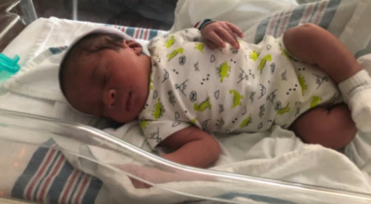 <b>Elijah Phillips, </b>tiene 24 días de nacido. Cabello negro y ojos marrón.