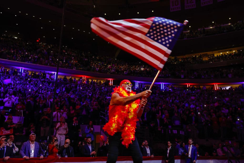 Hogan entró al Garden al son de 
<b>"Real American"</b>, ondeando una 
<b>bandera estadounidense y luciendo una boa roja y amarilla.</b>