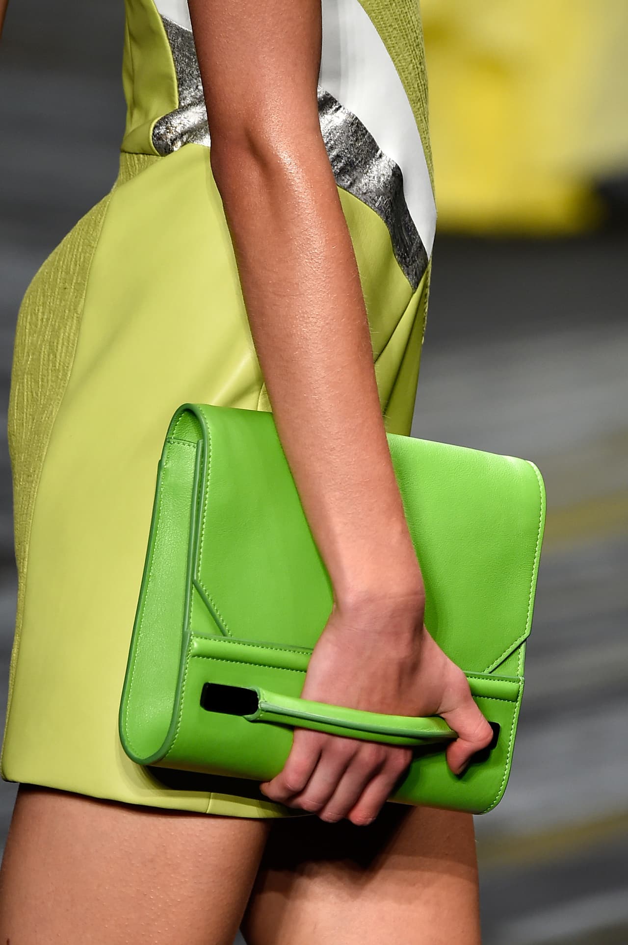 Las bolsas tipo sobre también son básicas, si te animas por una en verde lima estaría mucho mejor.