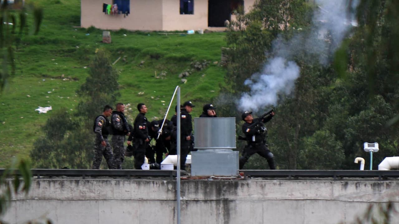 Autoridades informaron que durante la madrugada de este domingo se registraron violentos incidentes entre reclusos en el Centro de Privación de Libertad ubicado en la provincia de Azuay, sur del país. Según Patricio Carrillo, ministro del Interior de Ecuador, el hecho ocurrió producto de una “guerra irracional” entre grupos criminales que quieren tener el poder absoluto dentro de la cárcel.