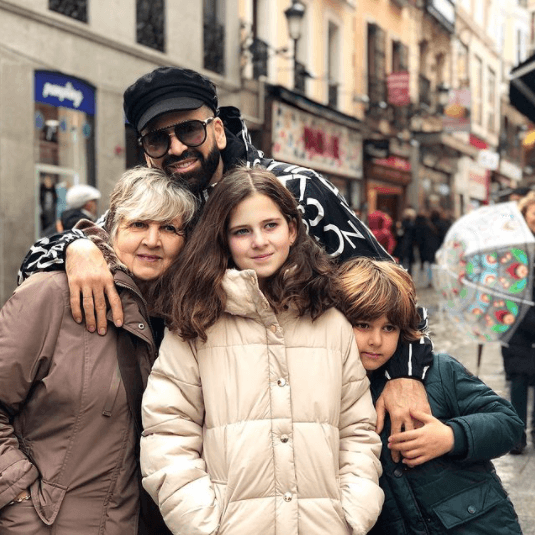 Lamentablemente para el juez de Nuestra Belleza Latina, el Oceáno Atlántico separa sus vidas y no los puede ver con la frecuencia que le gustaría.