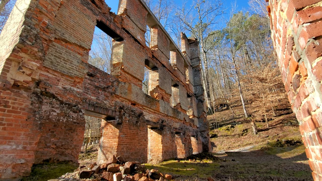 El edificio fue construido en 1849 y durante su apogeo fabricaba textiles e incluso uniformes para el Ejército confederado.