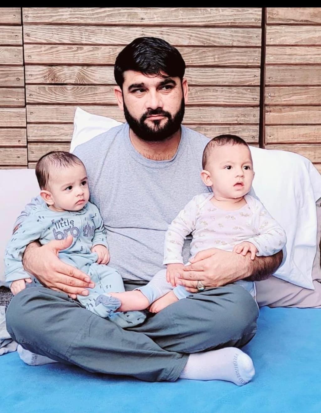 Mohammad Nazeer Paktiawal, un ciudadano afgano que murió estando detenido por ICE el 14 de marzo del 2026 posa con dos de sus seis hijos. (Familia Paktiawal via AfghanEvac via AP)