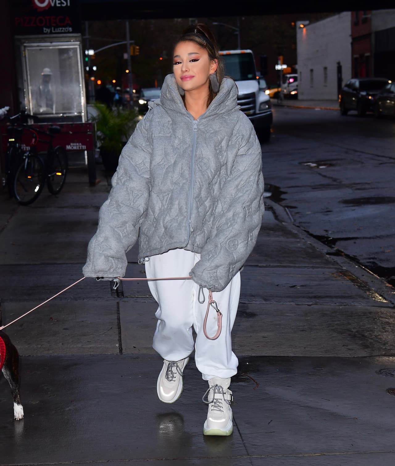 La intérprete de temas como ‘Bang bang’ y ‘Don’t call me Angel’ vistió con una chaqueta acolchada Louis Vuitton Monohood Boyhood Puffer.