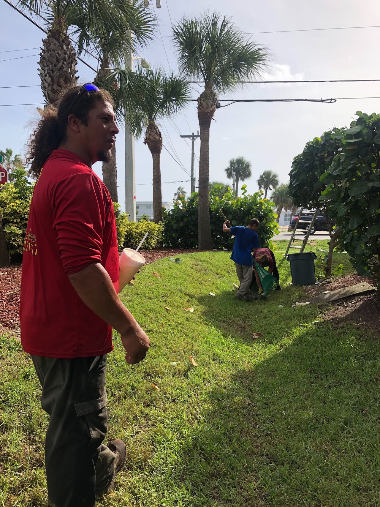 Derrick Gallegos tiene una compañía de jardinería. Este lunes por la mañana estaba trabajando para dejar las casas de sus clientes lo más limpias posibles de hojas y ramas para evitar que el viento del huracán los convierta en proyectiles.
