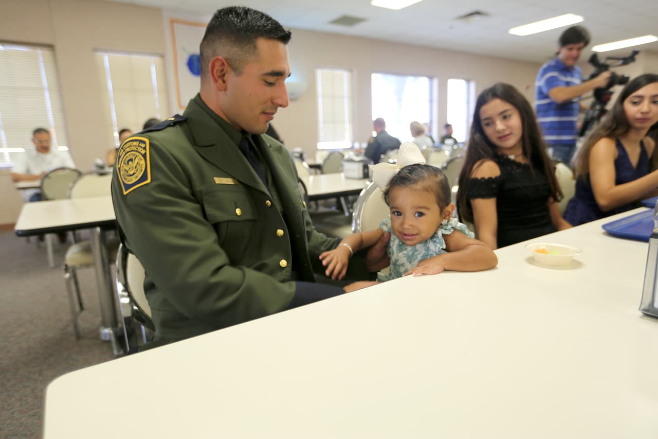 <b>Un papá agente. </b>El texano Mike Garcia, en la mañana de su graduación, le daba el desayuno a su hija de 2 años que hacía semanas que no veía.