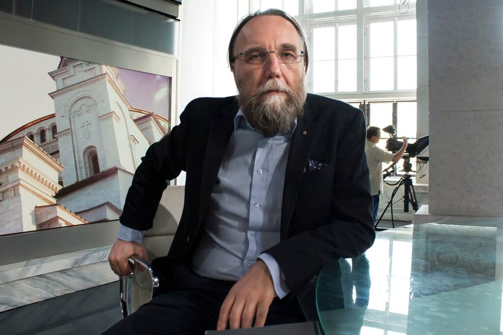 Quién es Alexander Dugin, el llamado 'cerebro de Putin' cuya hija fue asesinada en un atentado al parecer dirigido contra él