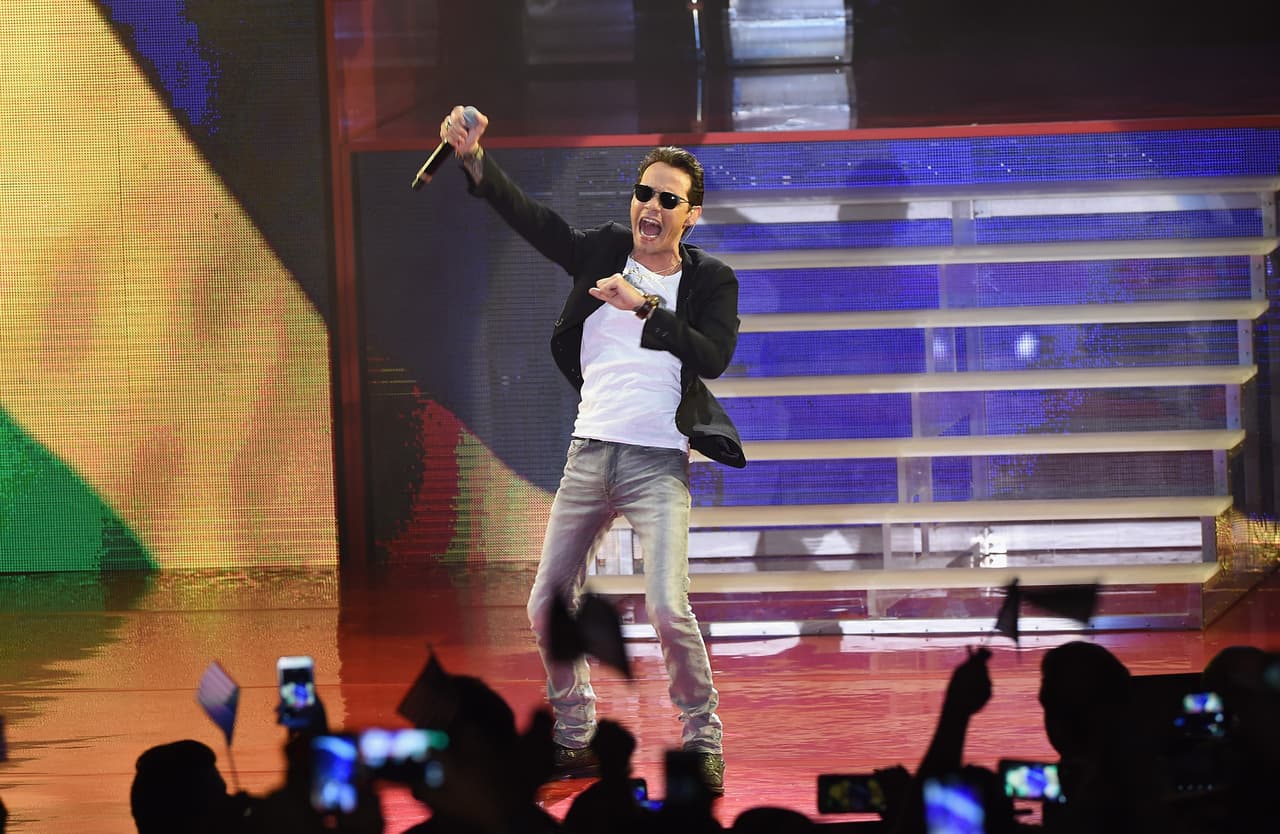 El intérprete, que será honrado con el premio Persona del Año, interpretó temas como 'Vivir mi Vida', antes de recibir a Jennifer López en el escenario.