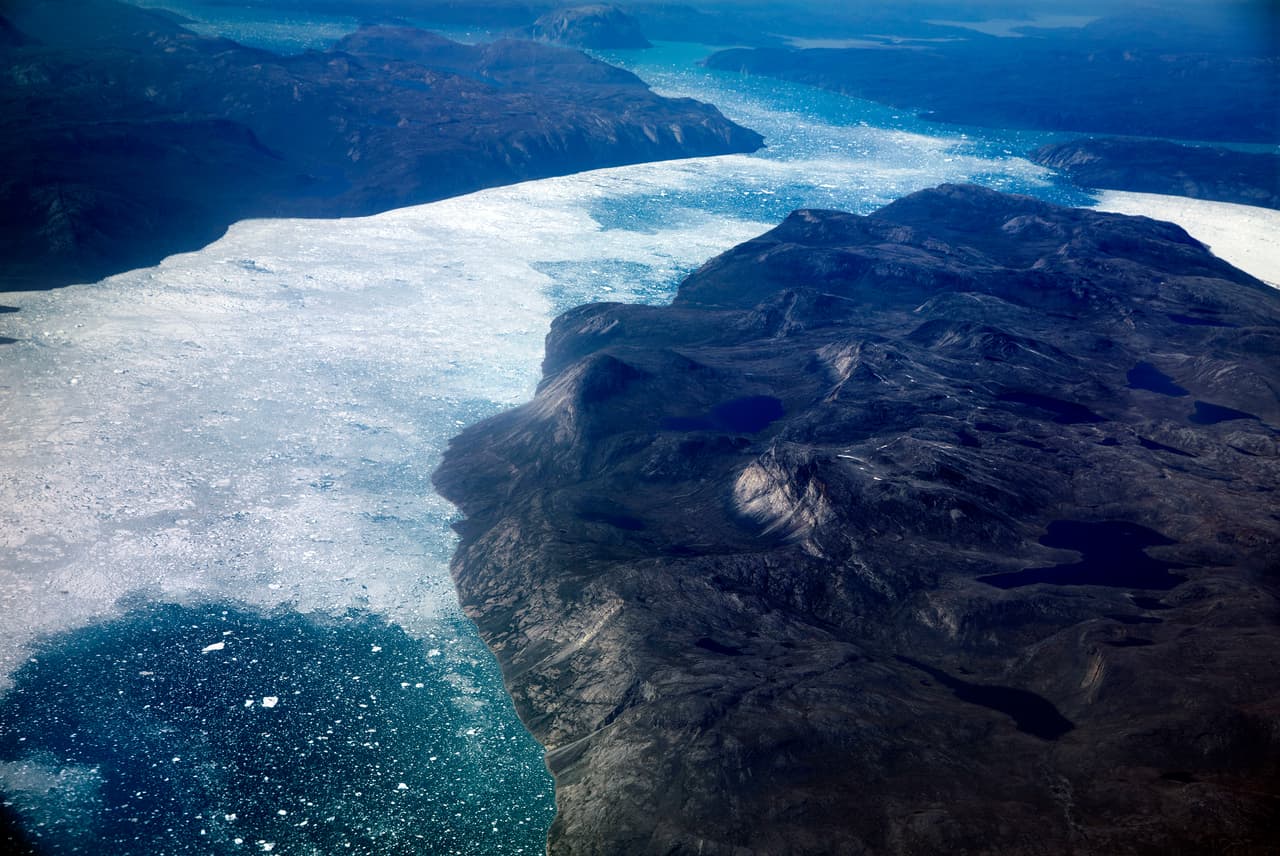 Icebergs flotando frente a la capa de hielo al sureste de Groenlandia, en 2017. Esta superficie es la segunda masa de hielo más grande del mundo y cubre aproximadamente el 80% de la isla.
<br>
<br>Lin Gilberth,
<a href="https://www.ucl.ac.uk/news/2021/nov/satellite-monitoring-greenland-ice-melting-highlights-global-flood-risk"><u>investigador de la Universidad de Londres</u></a> y coautor del estudio, dijo que “las observaciones muestran que los eventos extremos de deshielo en Groenlandia se han vuelto más frecuentes e intensos, así como más erráticos, lo cual es un problema global”.
<br>